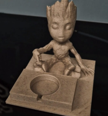 3D natisnjena Groot figura za Apple Watch brezžični polnilec, izdelan iz posebnega filamenta, ki vsebuje kar 20% lesa!