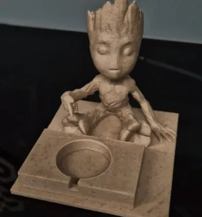 3D natisnjena Groot figura za Apple Watch brezžični polnilec, izdelan iz posebnega filamenta, ki vsebuje kar 20% lesa!