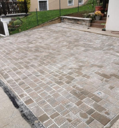 Kako asfaltiranje in tlakovanje dvorišč izboljša uporabnost in videz doma