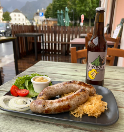 Najokusnejši burgerji in jedi iz žara Bovec vas čakajo v Svinjak grill baru