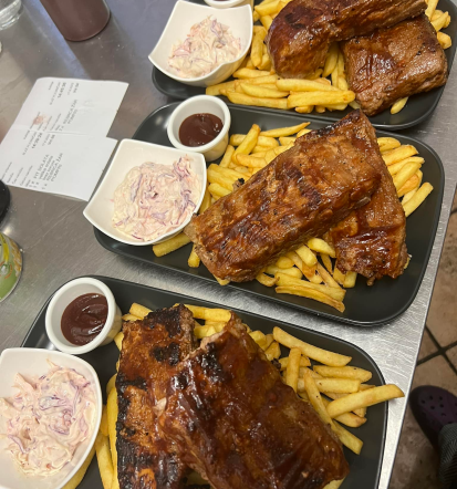 Burgerji in jedi iz žara Bovec, od zajtrkov do večernega žara v Bovcu