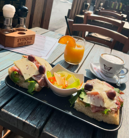 Burgerji in jedi iz žara Bovec, razvajanje na terasi s pogledom