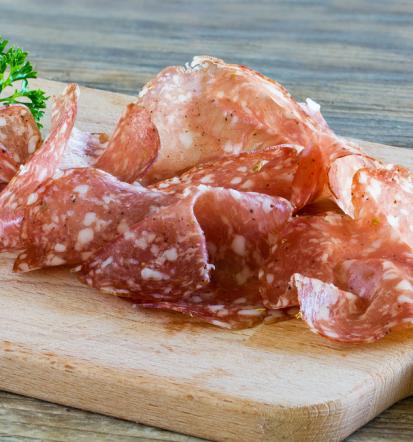 Prodaja suhomesnatih izdelkov Škofja Loka kot del kulinarične dediščine