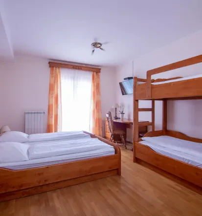 Turistična kmetija s sobami Postojna, Notranjska z bazenom