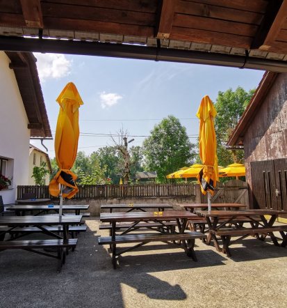 Prostor za praznovanje ob vodi Bela krajina