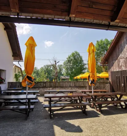 Prostor za praznovanje ob vodi Bela krajina