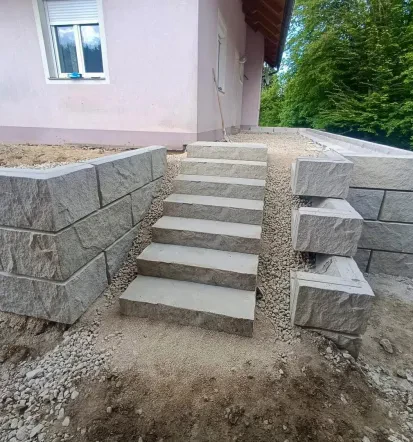Kakovostne kocke za betonske škarpe Slovenija