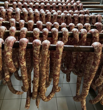 Prostor za zaključene družbe Koper z domačimi vini