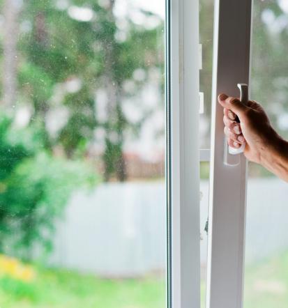 Montaža plise komarnikov Ljubljana, popolna rešitev za balkonska vrata