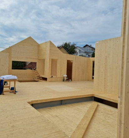 Našo dejavnost lahko delimo na področje tesarstva in krovstva