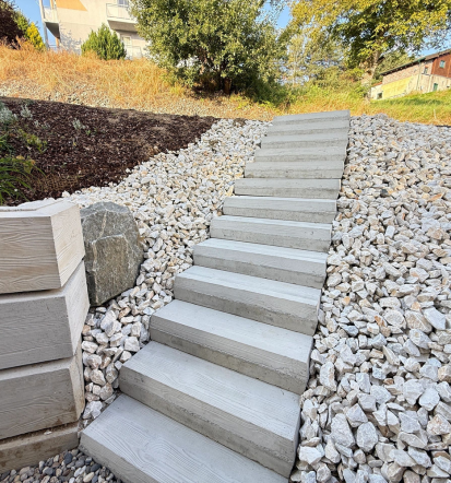 Z modularnimi kockami, lahko uredite krajše in daljše podporne zidove, lahko zidove z leti dogradite, zvišate, uredite drugačne krivine