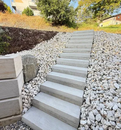 Z modularnimi kockami, lahko uredite krajše in daljše podporne zidove, lahko zidove z leti dogradite, zvišate, uredite drugačne krivine