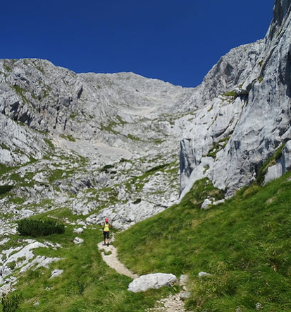 Odkrijte skrite poti z licenciranim planinskim vodnikom Slovenija