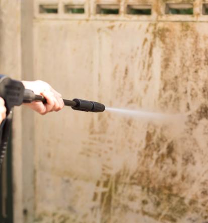 Nizkotlačno čiščenje fasad za domove in poslovne objekte