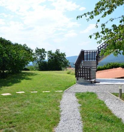 Apartma Sežana, okolica