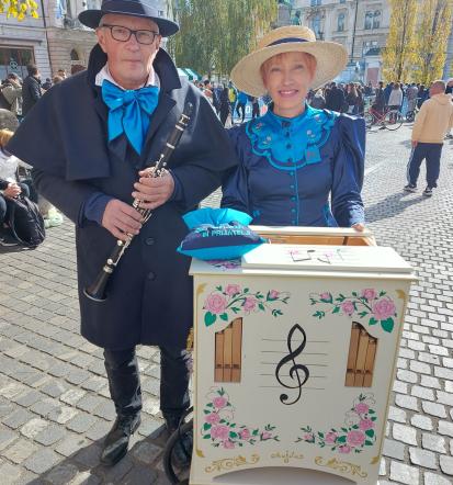 Glasbena predstava z lajno Slovenija