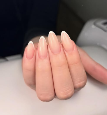 Grajen noht in popolno lakiranje, enobarvno ali francosko, dober kozmetični salon Velenje