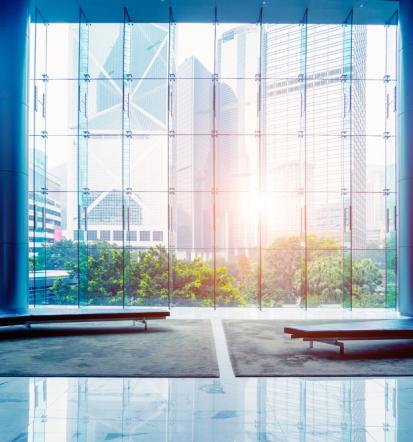 Moderni objekti s steklenimi fasadami in stavbnim pohištvom na Obali in Primorski