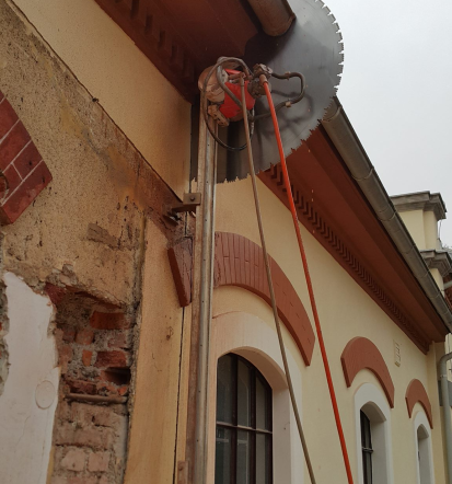 Minimalen prah in vibracije pri diamantnem rezanju betona