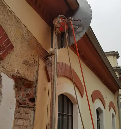 Minimalen prah in vibracije pri diamantnem rezanju betona