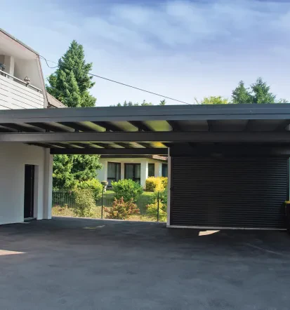 Moderna dvoriščna vrata z avtomatiko po meri