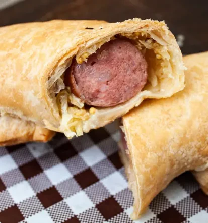 Tradicionalna kranjska klobasa z gorčico, hrenom in žemljo