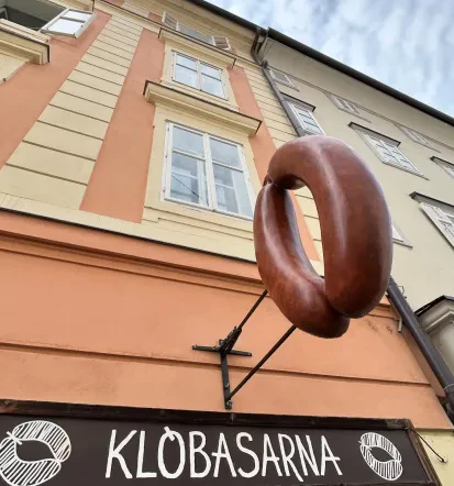 Pristna slovenska jed, kranjska klobasa v Ljubljani