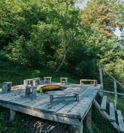 Kurišče s sedišči na dvorišču glampinga Tlaka