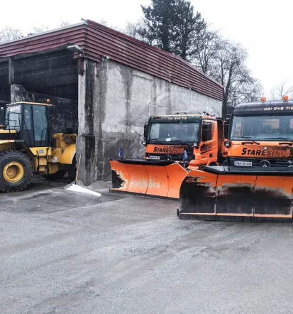 Tovornjaki s priključki za zimsko službo