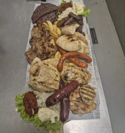 Mesna plošča z žara za tri osebe