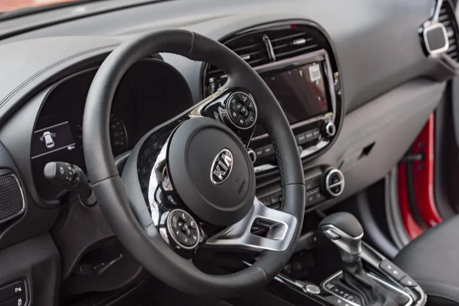 Vozila, prižgan motor življenja, ki ti omogoči poti, priložnosti in neskončno svobodo