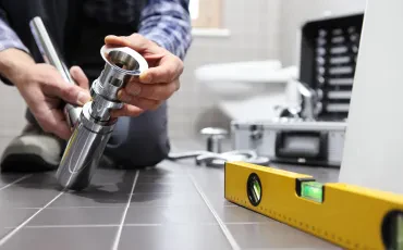 Zamašen odtok, ko stoječa voda postane alarm, ki ga ne smemo ignorirati