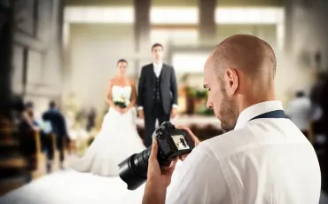 Poročni fotograf, ki vajino zgodbo spremeni v brezčasen spomin