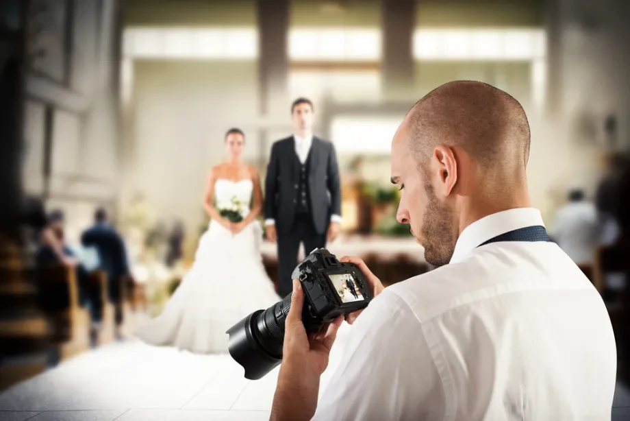 Poročni fotograf, ki vajino zgodbo spremeni v brezčasen spomin