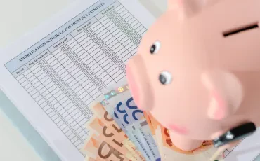 Razumevanje vrednosti skozi čas: amortizacija kot ključni finančni kompas podjetja
