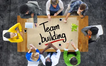 Več kot le zabava: Zakaj profesionalna organizacija teambuildinga za podjetja krepi pripadnost in produktivnost?