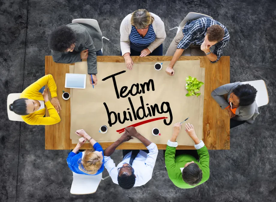 Več kot le zabava: Zakaj profesionalna organizacija teambuildinga za podjetja krepi pripadnost in produktivnost?