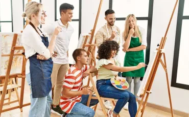 Odklop od vsakdana: Kako kreativne delavnice in tečaji za sprostitev izboljšajo vaše počutje in kreativnost?