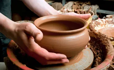 Lončarstvo - tradicionalna obrt izdelave keramike za vsakdanjo in dekorativno uporabo