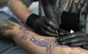 Umetnost na koži: Kako izbrati vrhunski tatu in piercing studio v Sloveniji za varno in estetsko izkušnjo?