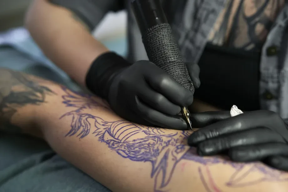 Umetnost na koži: Kako izbrati vrhunski tatu in piercing studio v Sloveniji za varno in estetsko izkušnjo?