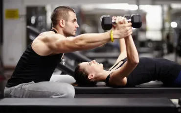 Fitnes za začetnike - kako začeti z vadbo v fitnes centru in se izogniti najpogostejšim napakam