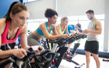 Fitnes in vodene vadbe: kakšne vrste rekreacijo naj izberem?