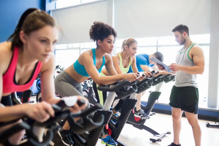 Fitnes in vodene vadbe: kakšne vrste rekreacijo naj izberem?